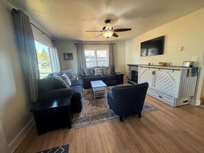 Smart TV, fireplace - Charming 2-bedroom in Gorgeous downtown Coeur d'Alene. 1.3 Miles to Beach! (Coeur d'Alene)