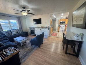 Smart TV, fireplace - Charming 2-bedroom in Gorgeous downtown Coeur d'Alene. 1.3 Miles to Beach! (Coeur d'Alene)