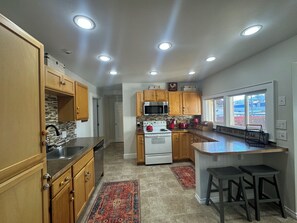 Fridge, microwave, oven, stovetop - Charming 2-bedroom in Gorgeous downtown Coeur d'Alene. 1.3 Miles to Beach! (Coeur d'Alene)