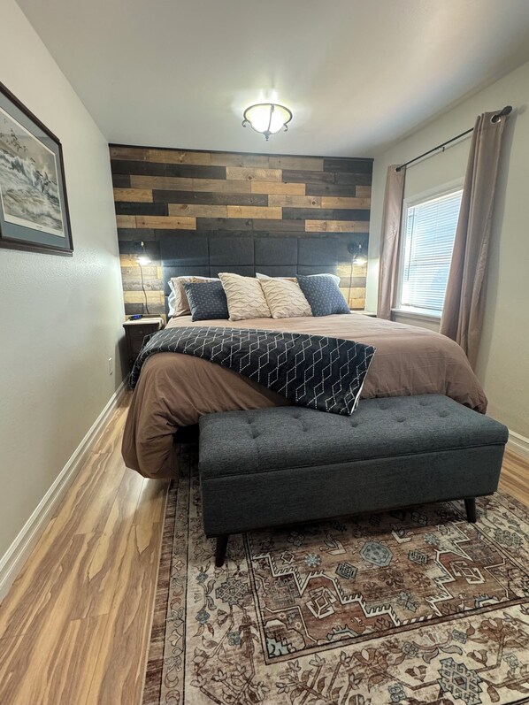 2 bedrooms, desk, travel crib, free WiFi - Charming 2-bedroom in Gorgeous downtown Coeur d'Alene. 1.3 Miles to Beach! (Coeur d'Alene)