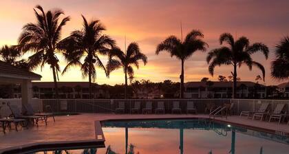 Available January 2026- 2 bd/2 bath Condo- Fort Myers private Country Club