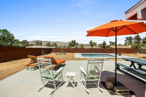 Outdoor dining - Bonanza in the Desert - POOL & Grill! (Yucca Valley)