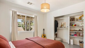3 bedrooms, free WiFi, bed sheets - Bonanza in the Desert - POOL & Grill! (Yucca Valley)