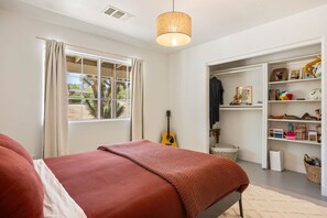 3 bedrooms, WiFi (free), bed sheets - Bonanza in the Desert - POOL & Grill! (Yucca Valley)