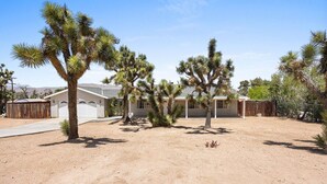 Exterior - Bonanza in the Desert - POOL & Grill! (Yucca Valley)