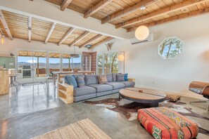 Een televisie en boeken