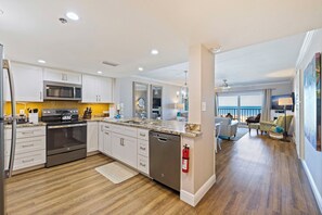 Jääkaappi, mikroaaltouuni, uuni, liesi