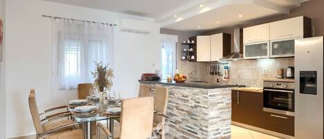 Apartment | Private kitchen | Toaster, cookware/dishes/utensils