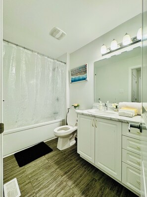 Haartrockner, Bidet, Handtücher, Seife