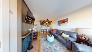 Smart TV y chimenea 