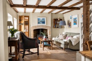 TV, fireplace - Dog Friendly Cotswold Holiday Cottage - The Forge (Upper Oddington)
