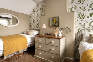 2 bedrooms, iron/ironing board, travel cot, WiFi - Dog Friendly Cotswold Holiday Cottage - The Forge (Upper Oddington)