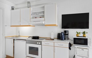 Fridge, stovetop, coffee/tea maker