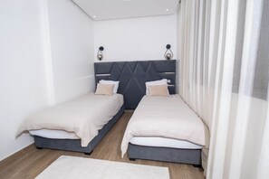 3 habitaciones, tabla de planchar con plancha, wifi y ropa de cama 