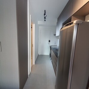 Departamento de lujo, 1 cama matrimonial, balcón, vista al patio | Cocina privada | Refrigerador 