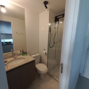 Luxe appartement, 1 tweepersoonsbed, balkon, uitzicht op de binnenplaats | Badkamer | Een bad/douchecombinatie, handdoeken, zeep, toiletpapier