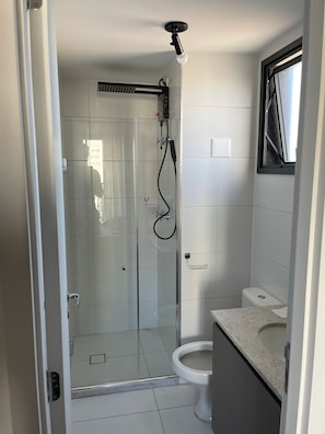 Departamento de lujo, 1 cama matrimonial, balcón, vista a la ciudad | Baño | Tina con regadera, toallas, jabón, papel de baño 