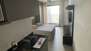 Appartement luxueux, 1 lit double, balcon, vue sur la ville | Cuisine privée