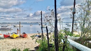 A beach with boats, a sandy shore, and a clear sky. - Seaside apartment - Cap Ferret - Bassin d' Arcachon (Lège-Cap-Ferret)