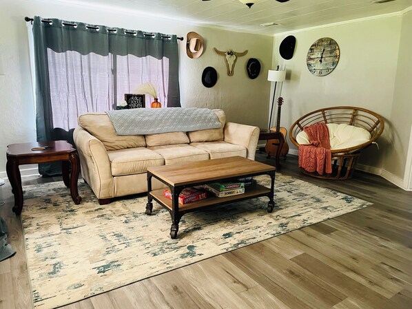 Smart-TV, Kamin, Musikbibliothek