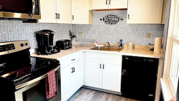 雪櫃、微波爐、焗爐、爐具