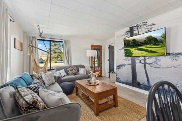 Smart TV - Welcome to the Black Loon. A charming 3-bedroom Mountain Bike home in Crosby (Crosby)