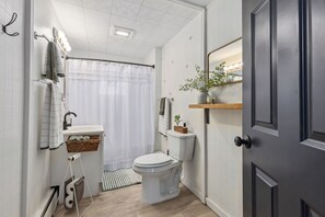 Haartrockner, Handtücher, Seife, Toilettenpapier