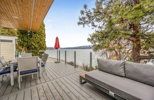 Seclusion Bay Resort 14. Luxury Lakeside, Big Beachfront Cabin on Okanagan Lake.