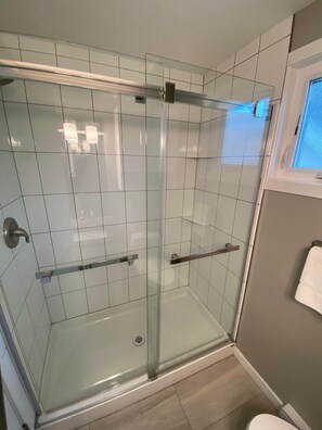 Een douche, een haardroger, handdoeken, zeep