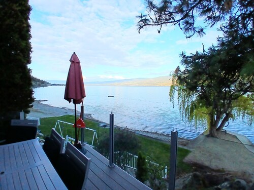 Seclusion Bay Resort 14. Lux Lake Beachfront End Cabin sleeps 8 on Okanagan Lake