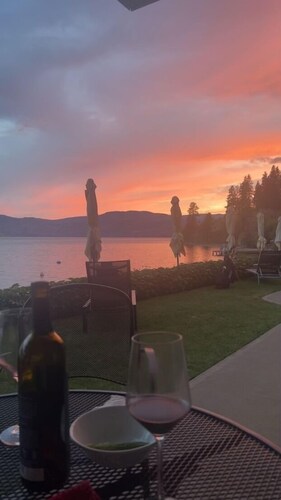 Seclusion Bay Resort 14. Lux Lake Beachfront End Cabin sleeps 8 on Okanagan Lake