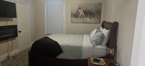 2 bedrooms, desk, iron/ironing board, WiFi - Charming 2-bedroom house in close proximity to the YUM Ctr, the Downs, etc. (Louisville)