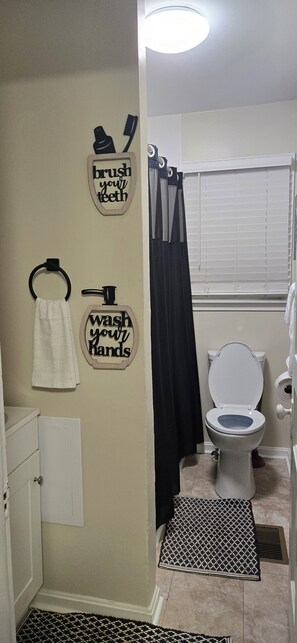 Hair dryer, towels, soap, toilet paper - Charming 2-bedroom house in close proximity to the YUM Ctr, the Downs, etc. (Louisville)