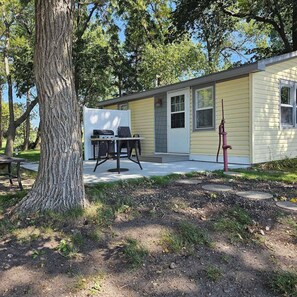 Outdoor dining - Cozy cabin in Waubay with WiFi, AC. Enjoy a relaxing getaway! Fantastic fishing! (Waubay)