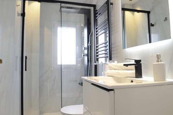 Secadora de cabello, toallas, papel de baño 