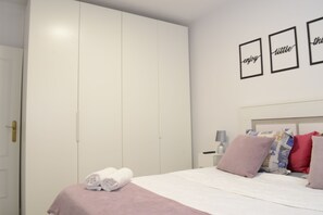 2 chambres, fer et planche à repasser, Wi-Fi, draps fournis