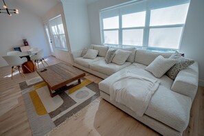 Smart TV, fireplace - Modern 4BR w/ Natural Light, High Ceilings, 20 mins from DFW Airport (Roanoke)