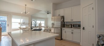 Modern 4BR w/ Natural Light, High Ceilings, 20 mins from DFW Airport