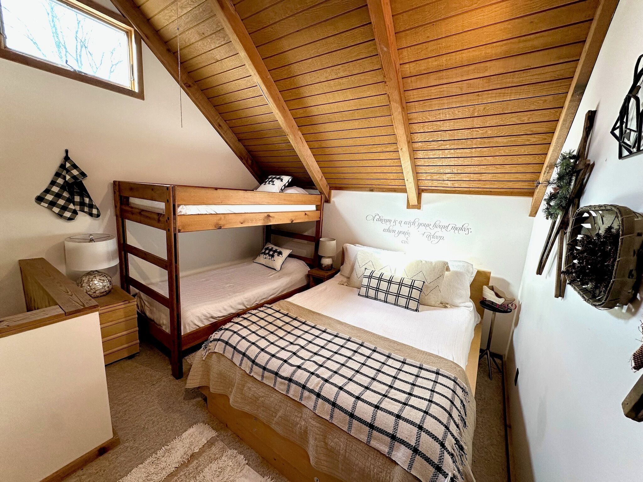 2 habitaciones, tabla de planchar con plancha y cuna de viaje 