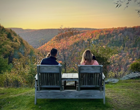 Outdoor dining. The Bear Lair-Cozy Retreat-Close to 2 Ski Resorts-Central Heating and AC