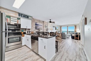 Réfrigérateur, four à micro-ondes, un four, surface de cuisson