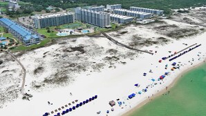 Een resort met meerdere gebouwen, een strand en een zwembad.