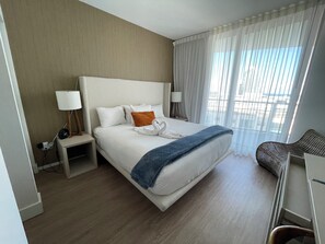 2 bedrooms, in-room safe, desk, iron/ironing board