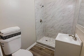 Shower, towels, soap, toilet paper - Beautiful southern home with modern amenities located in a prime location. (Augusta)