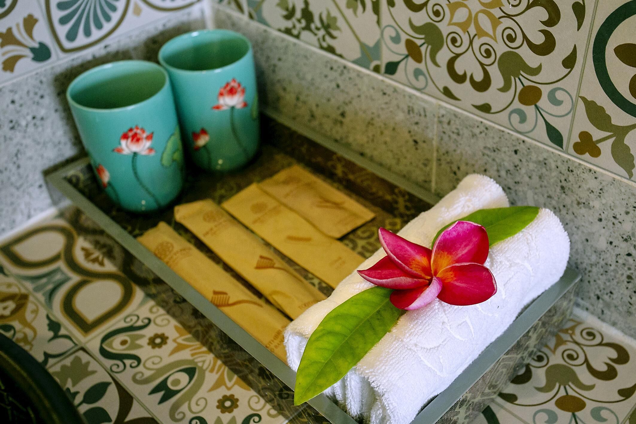 Ducha, secador de pelo, toallas y jabón