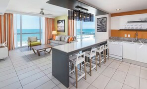 Living area - Clearwater Beach Stunning Wyndham Property 2-bedroom Condo (Clearwater)