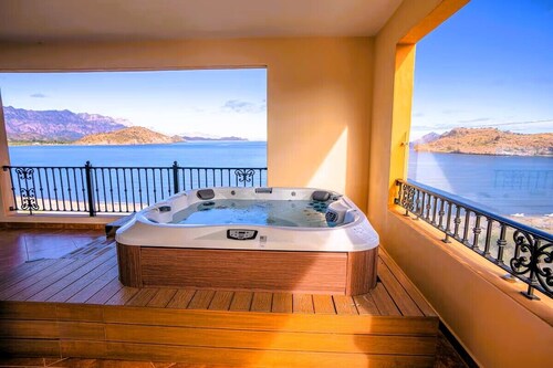 BREATHTAKING Two Bedroom Oceanfront Penthouse, Large Terrace, Private Hot Tub.