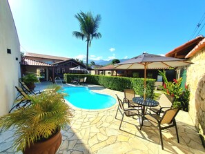 Outdoor pool, open 10:00 AM to 10:00 PM, pool umbrellas, sun loungers - Pousada das Saíras (Paraty)