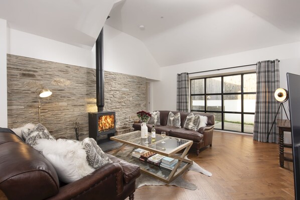 Een smart-tv, een open haard en een stereo