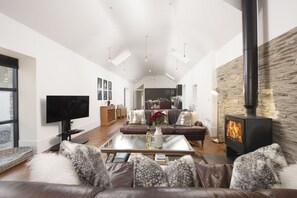Smart TV, fireplace, stereo - Trebyre - Pet Friendly Barn Conversion (Padstow)